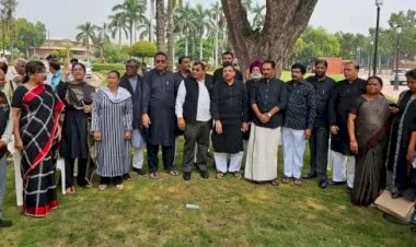 मणिपुर में भाजपा सरकार की विफलताओं के विरोध में इंडिया गठबंधन के सदस्य काले कपड़े पहनकर संसद पहुंचे