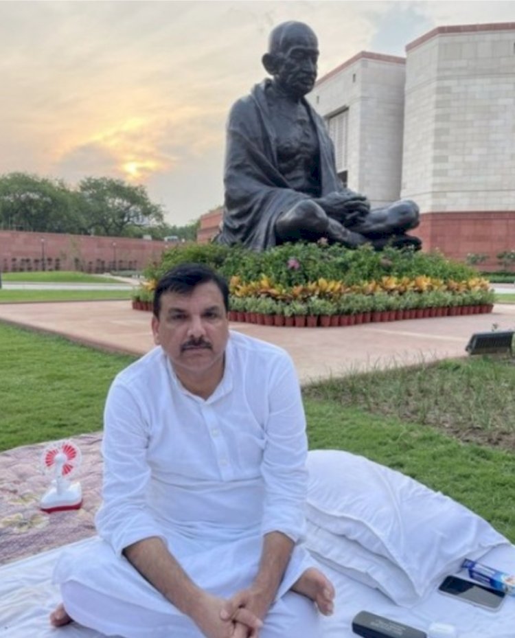 संसद परिसर में सांसद संजय सिंह का धरना रातभर रहा जारी