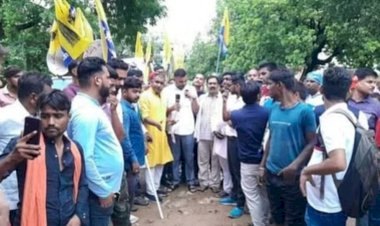 आम आदमी पार्टी कार्यकर्ताओं ने किया बिजली कार्यालय का घेराव, समस्याओं को लेकर आक्रोशित