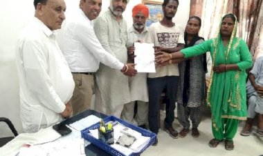 विधायक दहिया ने फिरोजपुर में बारिश से प्रभावित तीन पीड़ितों को मुआवजे के चेक दिए