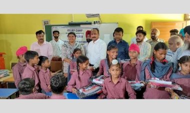 मोगा: डीएलएसए ने बाढ़ प्रभावित क्षेत्रों में छात्रों को स्टेशनरी वितरित की