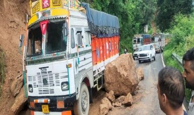 हिमाचल: भूस्खलन के बाद घागस-ब्रमपुखर सड़क बंद