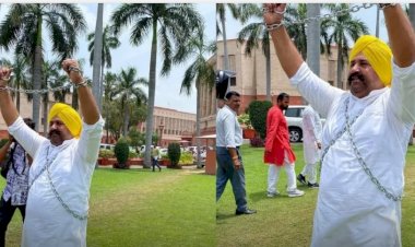 संसद के बाहर जंजीरों में कैद निलंबित सुशील कुमार रिंकू ने किया विरोध प्रदर्शन