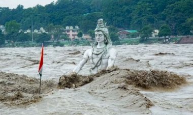 उत्तराखंड: भारी बारिश से ऋषिकेश में दिखा गंगा जी का 2013 वाला रूप