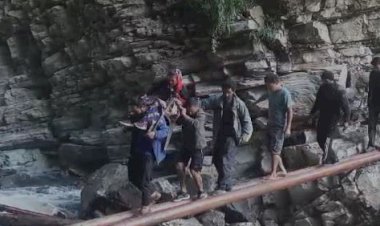 उत्तराखंड:भारी बारिश से पहाड़ पर आपदा जैसे हालात, पोल के सहारे गर्भवती महिला को नाला पार कराने का वीडियो वायरल