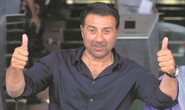 कांग्रेस ने सनी देओल के बंगले की नीलामी का नोटिस 24 घंटे से भी कम समय में वापस लेने पर सवाल उठाए