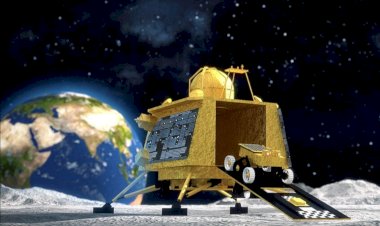 चंद्रयान-3 लैंडिंग लाइव अपडेट: चंद्रमा पर सफल लैंडिंग के बाद विक्रम लैंडर ने भेजी लेटेस्ट तस्वीर