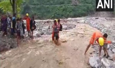 एनडीआरएफ ने मंडी में बादल फटने की घटना स्थलों से फंसे हुए 51 लोगों को बचाया
