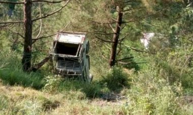 उत्तरकाशी: स्कूली बच्चों को ले जा रहा वाहन खाई में गिरा, मची चीख-पुकार