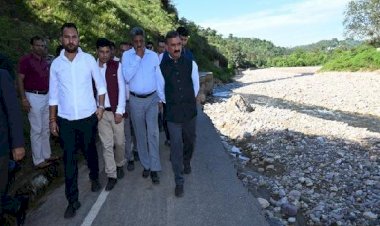 हिमाचल : मुख्यमंत्री सुक्खू ने हमीरपुर में भूस्खलन प्रभावित क्षेत्रों का दौरा किया, प्रशासन को राहत, बहाली कार्यों में तेजी लाने का निर्देश दिया