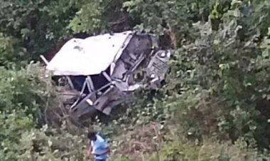 उत्तराखंड: मैक्स वाहन खाई में गिरा, हादसे में दो लोगों की मौके पर ही मौत