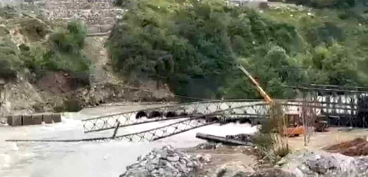 उत्तराखंड:बदरीनाथ मास्टर प्लान के तहत बन रहा पुल गिरा