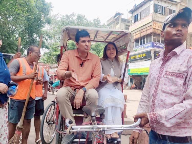 दिल्ली सरकार के मंत्री सौरभ भारद्वाज और दिल्ली की मेयर डॉ. शैली ओबेरॉय ने की रिक्शा की सवारी, जी20 समिट की तैयारियों पर रखी नज़र