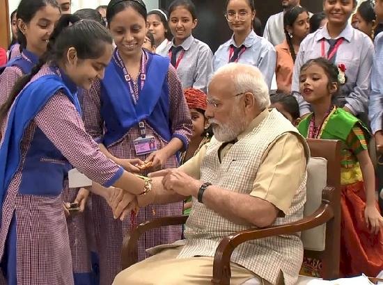 दिल्ली: रक्षाबंधन पर स्कूली छात्राओं ने पीएम मोदी को बांधी राखी