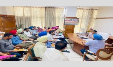 डॉ. बलजीत कौर ने अधिकारियों को निर्देश देते हुए लोगों को समय पर लाभ सुनिश्चित करने के महत्व पर जोर दिया