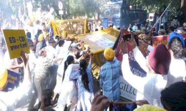 संजय सिंह की गिरफ्तारी का विरोध, भाजपा हेडक्वार्टर के बाहर पंजाब आप वर्कर्स का विरोध प्रदर्शन