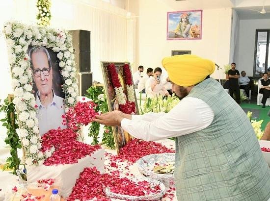 सीएम मान ने प्रोफेसर बीसी वर्मा को श्रद्धांजलि देने के लिए सभी क्षेत्रों के लोगों का नेतृत्व किया