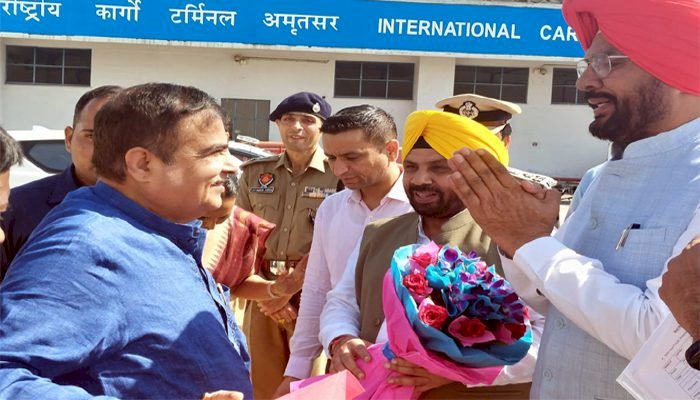 मंत्री हरभजन सिंह ईटीओ और कुलदीप धालीवाल ने अमृतसर एयरपोर्ट पर केंद्रीय मंत्री नितिन गडकरी का स्वागत किया