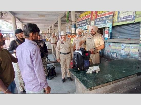 त्योहारी सीज़न से पहले, पंजाब पुलिस ने राज्य भर में रेलवे स्टेशनों, भीड़-भाड़ वाले बाजारों में तलाशी अभियान चलाया
