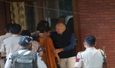 बीमार पत्नी से मिलते ही भावुक हुए मनीष सिसोदिया, केजरीवाल बोले- ये तस्वीर बेहद पीड़ादायी