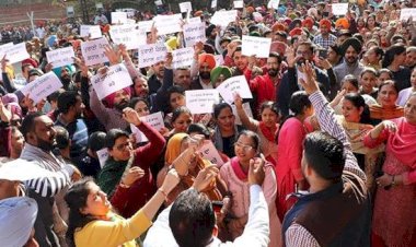 विधानसभा सत्र के दौरान सचिवालय कर्मचारियों का जोरदार विरोध प्रदर्शन