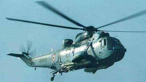 कोच्चि में भारतीय नौसेना बेस पर हेलीकॉप्टर दुर्घटनाग्रस्त होने से 1 की मौत हो गई