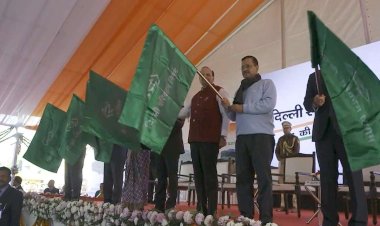 दिल्ली के एलजी वीके सक्सेना, सीएम केजरीवाल ने 500 इलेक्ट्रिक बसों को हरी झंडी दिखाई