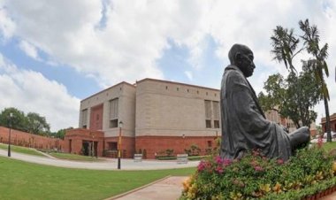 लोकसभा से 49 विपक्षी सांसद निलंबित, संसद से निलंबित सांसदों की संख्या 141 हो गई