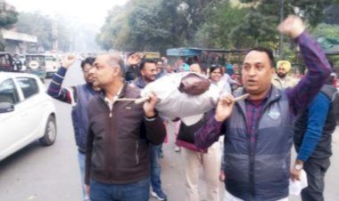 बठिंडा: कंप्यूटर शिक्षकों की मांगों को लेकर प्रदर्शन