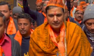 भगवा रंग पहनकर भक्ति में डूबे हुए दिखे सौरभ भारद्वाज