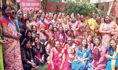 महिलाओं ने खेली बिन पानी की होली, फूल और गुलाल लेकर बिखेरे खुशियों के रंग, दिया संदेश