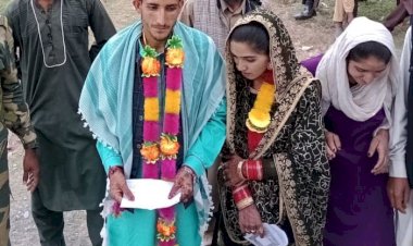 लोकसभा चुनाव के दूसरे चरण में मतदाताओं का दिखा उत्साह, कहीं दूल्हा-दुल्हन वोट करने पहुंचे, कहीं व्हील चेयर पर किया मतदान