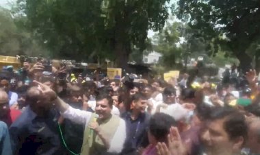 अरविंद केजरीवाल ने बीजेपी हेडक्वार्टर की ओर किया कूच, रास्ते में पुलिस ने रोका, और फिर...