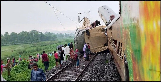 कंचनजंगा एक्सप्रेस को मालगाड़ी ने पीछे से मारी टक्कर, 5 लोगों की मौत 30 घायल