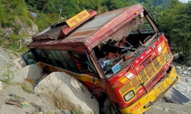 मनाली में बड़ा हादसा, निजी बस ब्यास नदी किनारे गिरी, हादसे में 8 यात्री घायल