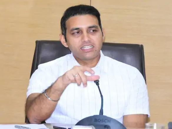 रोहतक DC की अधिकारियों-कर्मचारियों को दो-टूक, राजनीतिक गतिविधियों से रहें दूर, नहीं तो होगी सख्त कार्रवाई