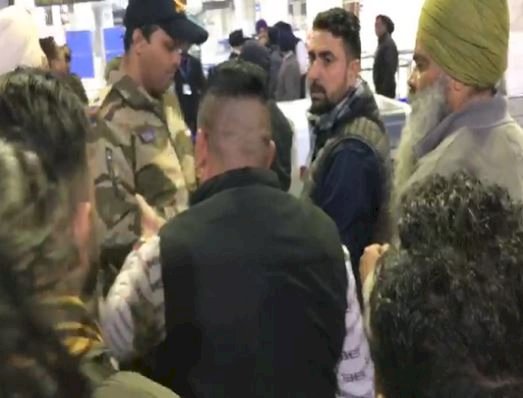 अमृतसर में एयरपोर्ट पर हंगामा: फ्लाइट में बिठा यात्रियों को करवाया 6 घंटे इंतजार, रात 12 बजे फ्लाइट कर दी कैंसिल, पैसेंजर्स ने किया बवाल