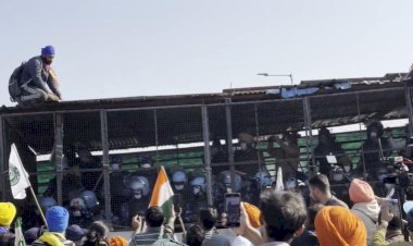 किसानों का दिल्ली कूच, कंटीली तार की बैरिकेडिंग तोड़ी, अब पुलिस की सीमेंटड बैरिकेडिंग पर रुके, पुलिस ने आंसू गैस के गोले छोड़े