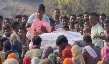 2 महीने के बेटे ने दी शहीद पिता को मुखाग्नि, विधवा पत्नी बोलीं- 'नक्सलियों को माफ नहीं किया जाना चाहिए'