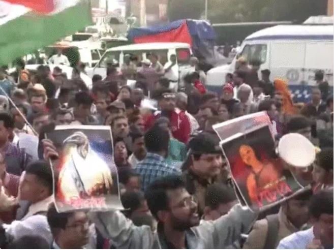 कोलकाता रेप और हत्या मामले में आरोपी संजय रॉय को आजीवन कारावास और 50,000 रुपये की सजा सुनाई गई. जुर्माना...