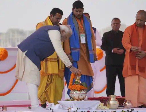 प्रधानमंत्री मोदी प्रयागराज पहुंचे, महाकुंभ में लगाई डुबकी