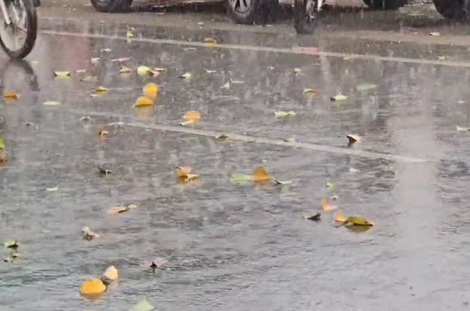 Weather Update: मौसम का मिजाज बदला, कई शहरों में बारिश का अलर्ट