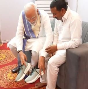 कौन हैं रामपाल कश्यप, जिन्हें पीएम मोदी ने 14 साल बाद पहनाए जूते?