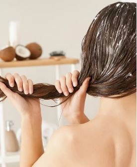 घर में रखी ये चीजें आपके बालों को बनाएंगी सिल्की और शाइनी