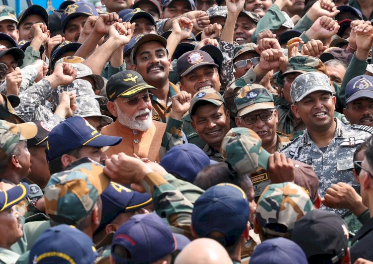 पीएम मोदी सुबह जवानों से मिलने के लिए जालंधर के पहुंचे आदमपुर एयरबेस