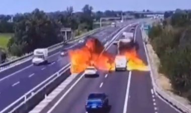 चलती गाड़ियों के बीच हाईवे पर विमान दुर्घटनाग्रस्त, भीषण हादसा