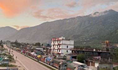 भारी बारिश और भूस्खलन के कारण कई सड़कें बंद, फलों और सब्जियों से लदे सड़कों पर फंसे कई ट्रक