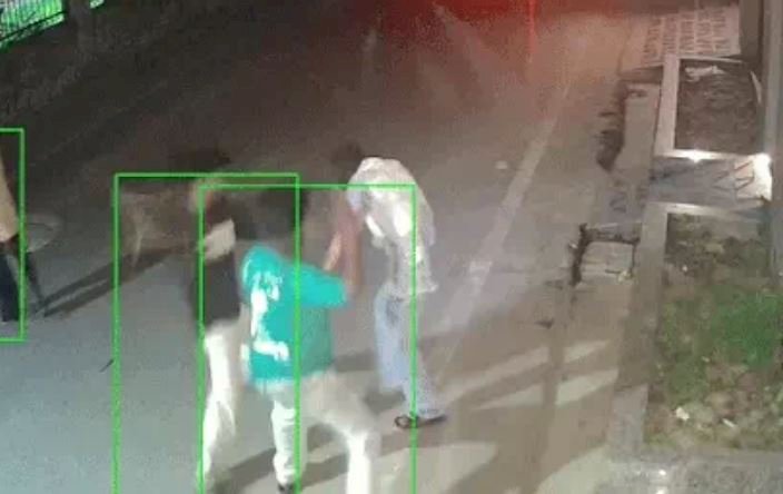 जिम के बाहर युवक को घेरकर हमलावरों ने किया हमला, cctv फुटेज आया सामने