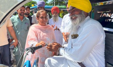 पर्यावरण की सुरक्षा और रोज़गार की ओर बड़ा कदम:मान सरकार ने ज़रूरतमंदों में बांटे ई-रिक्शा