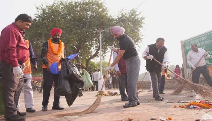 राज्यसभा सांसद सतनाम सिंह संधू ने छठ पूजा के महापर्व के संपन्न होने पर चंडीगढ़ सेक्टर 42 लेक पर चलाया सफाई अभियान